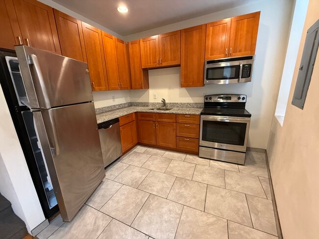 Building Photo - 25 Court St Unit 2