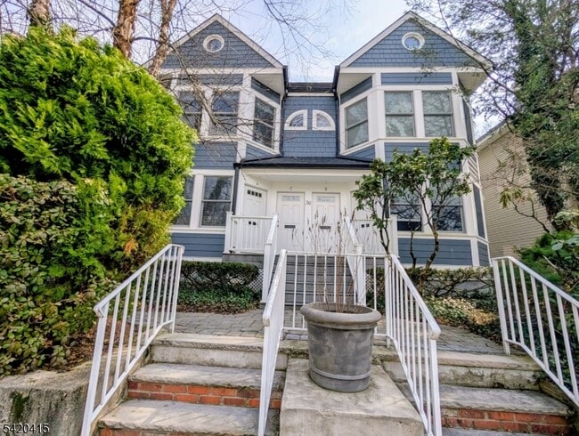 Building Photo - 36 Phoenix Ave Unit A