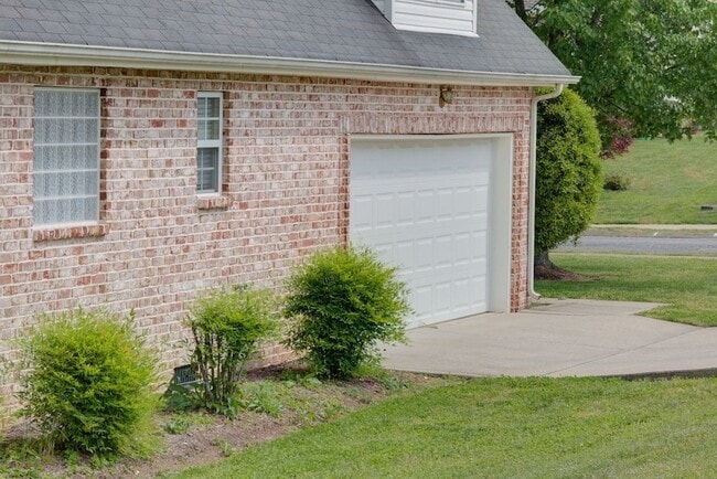 Photo - 100 Camden Ct N