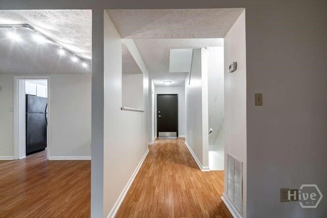 Photo - 108 Fernbanks Ct