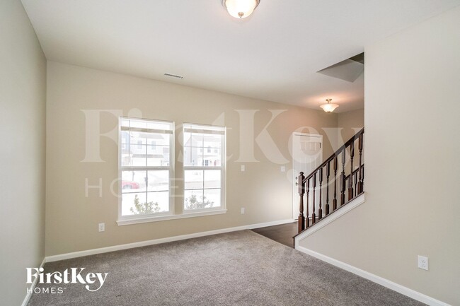 Photo - 645 Van Buren St