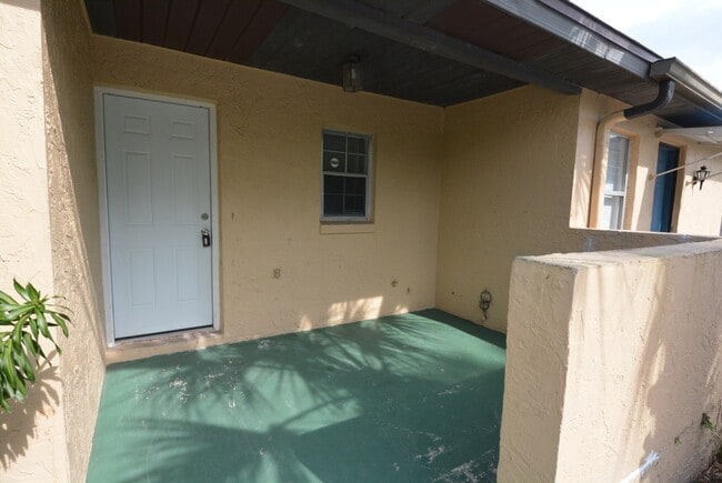 Photo - East Orlando 3/2 duplex. TILE FLOORS, Fresh paint, community pool!