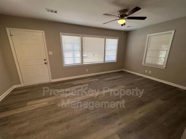 Photo - 800 Goodson Dr