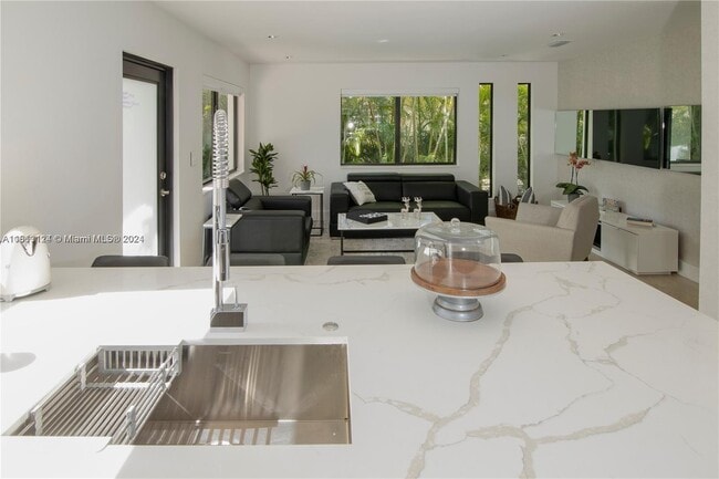 Photo - 77 NE 43rd St