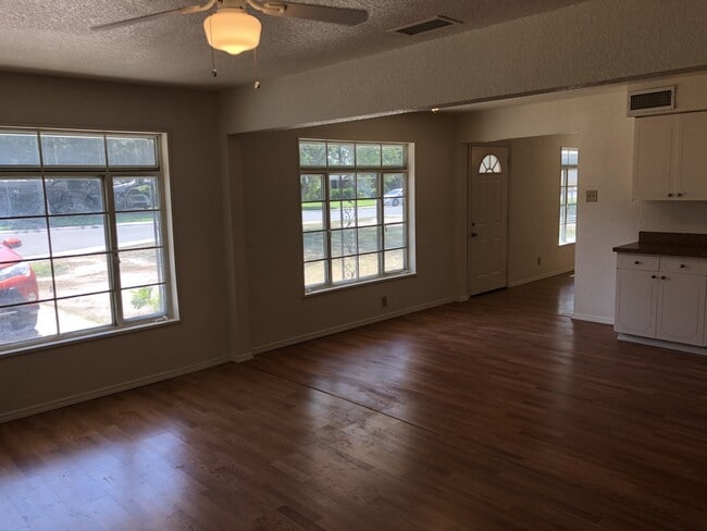 Photo - Spacious Home, Pets welcome