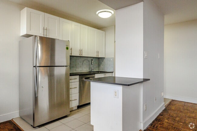 2BR, 1BA - 669 SF - Kitchen - Cedarwood Suites