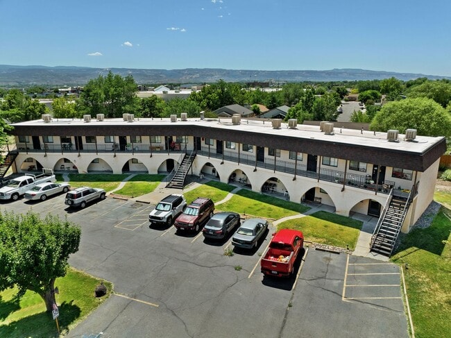 Building Photo - Remodeled 1 Bedroom, 1 Bathroom Apartment- Close to shopping! Unit 13