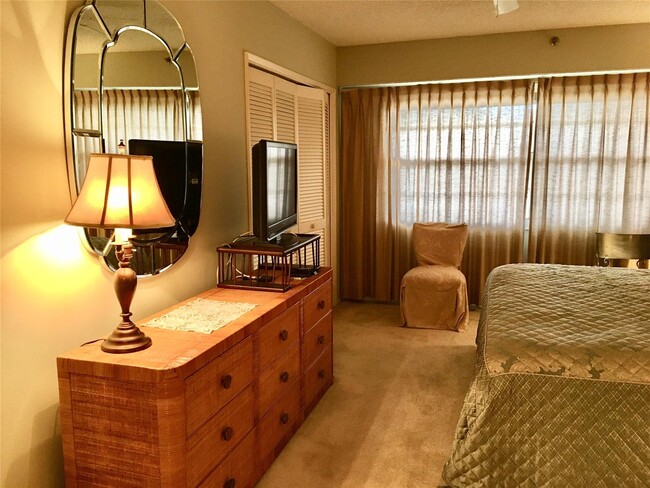 Photo - 3510 Oaks Way Unidad 207