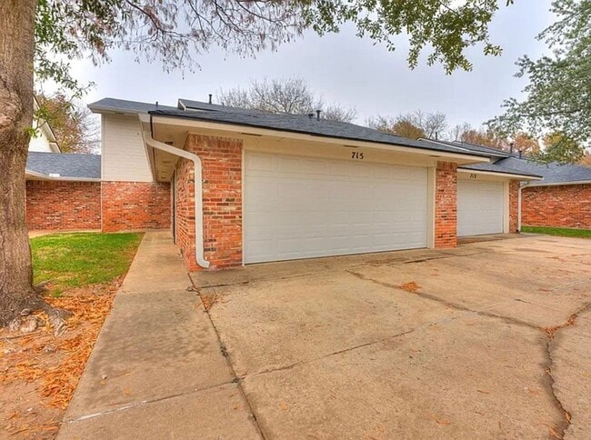Building Photo - Beautiful 3bed/3bath Townhome Available in Westside Norman!!