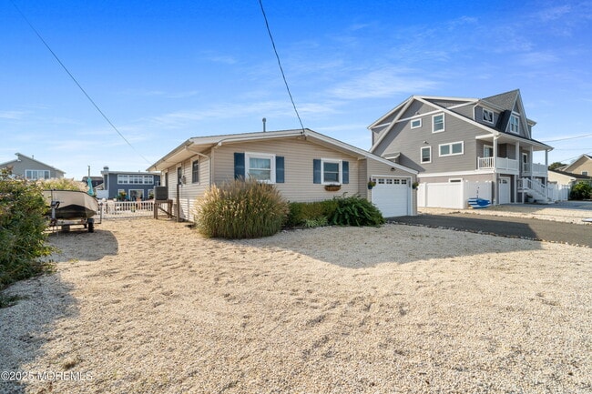Photo - 825 Leeward Dr