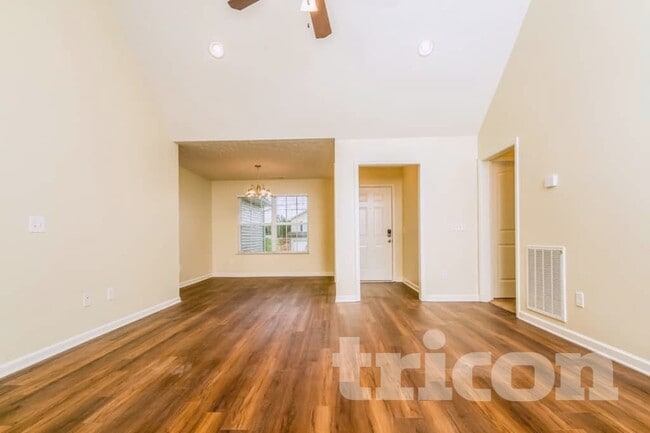 Photo - 1020 Niagra Way