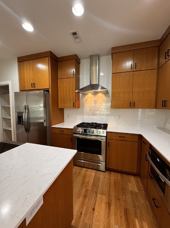 2375 E Amherst Aly