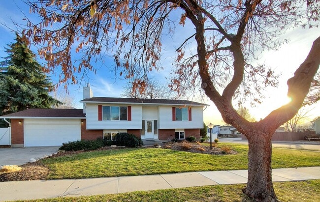 Building Photo - East Sandy single family home! Luxury you CAN afford!