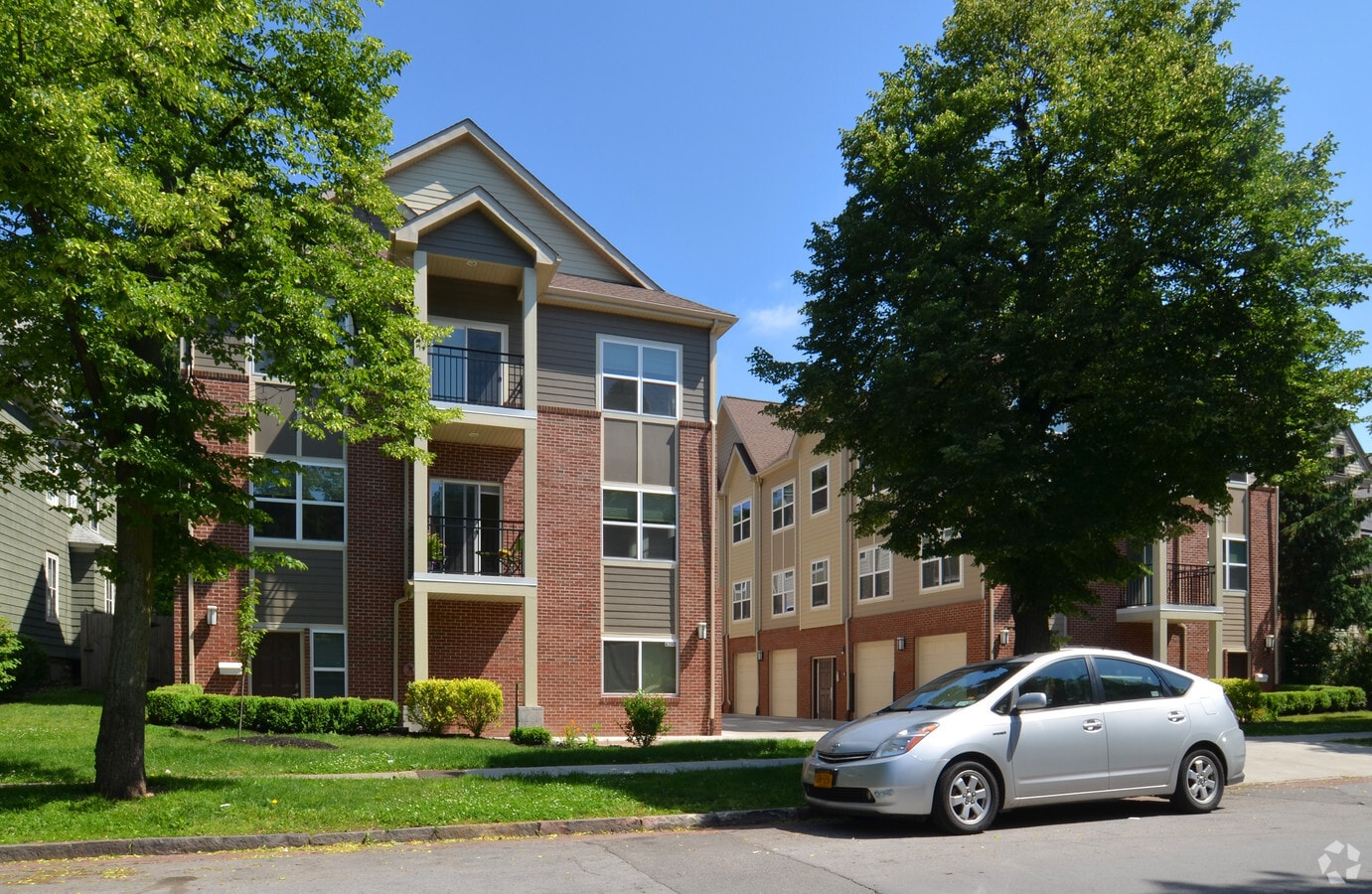 305 West Utica 2B/2B & Secure Parking Garage In the Heart of the Elmwood Village - 305 West Utica 2B/2B & Secure Parking Garage In the Heart of the Elmwood Village