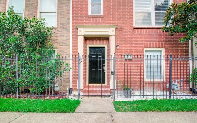 Photo - 1733 Tuam St