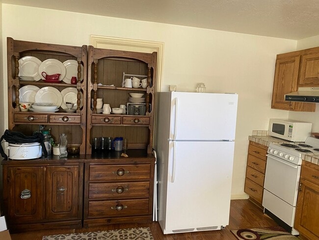 Photo - Cozy 2 Bedroom Lower Apartment - Utilities...