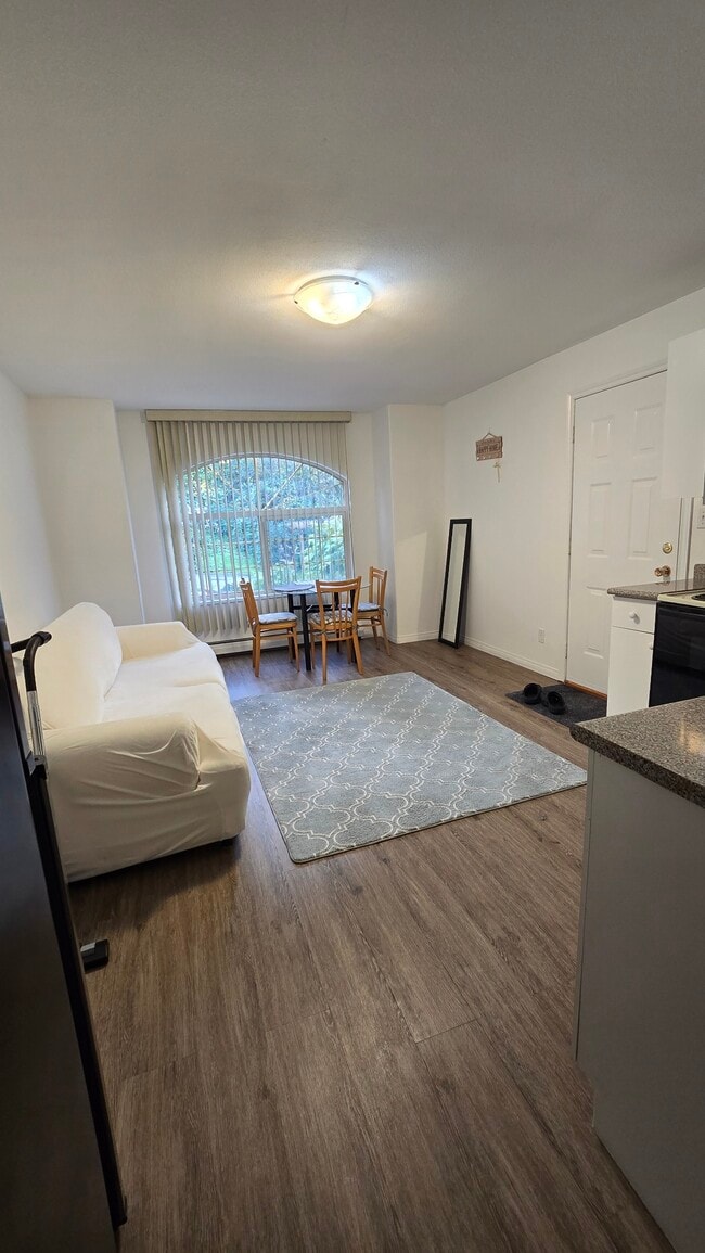 Photo - 13731 115 Av