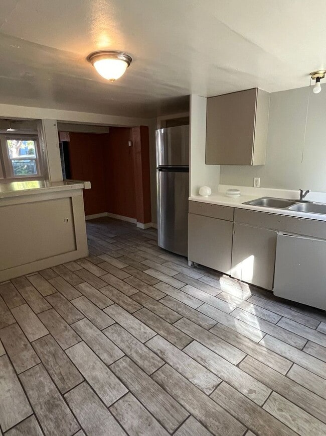 Photo - 745w3rd Unidad DOWN