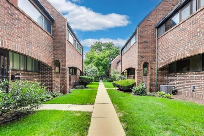 Photo - 821 S Racine Ave