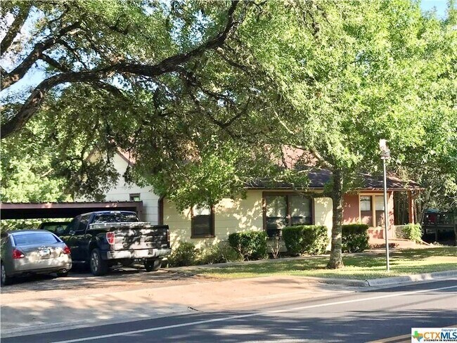 Photo - Charming 3 Bedroom Home - Large Backyard - Carport