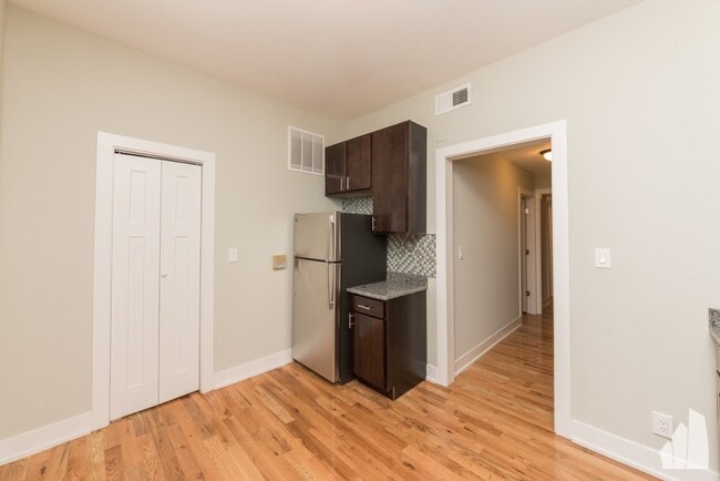 Photo - 627 W Oakdale Ave Unit 3