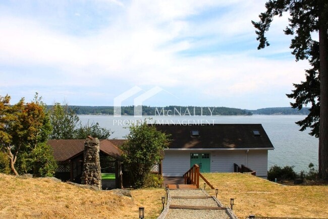 Building Photo - Waterfront Cottage with Views and beach ac... Rental