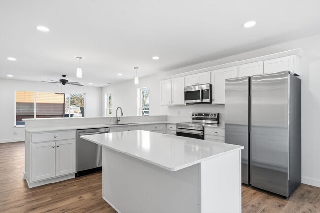 Building Photo - Brand New 3 Bedroom 2 1/2 bath - 2 Level Town House Condo in Hiawatha