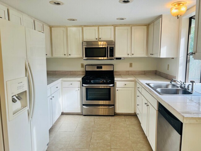 Photo - Charming Tualatin home on corner lot!