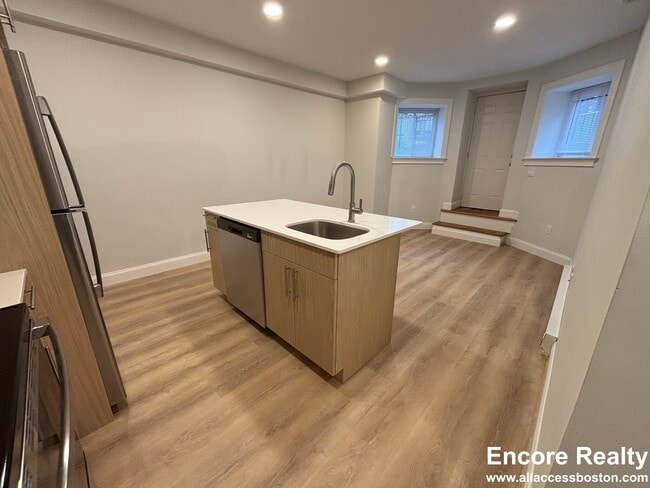 Building Photo - 529 Beacon St Unit 4