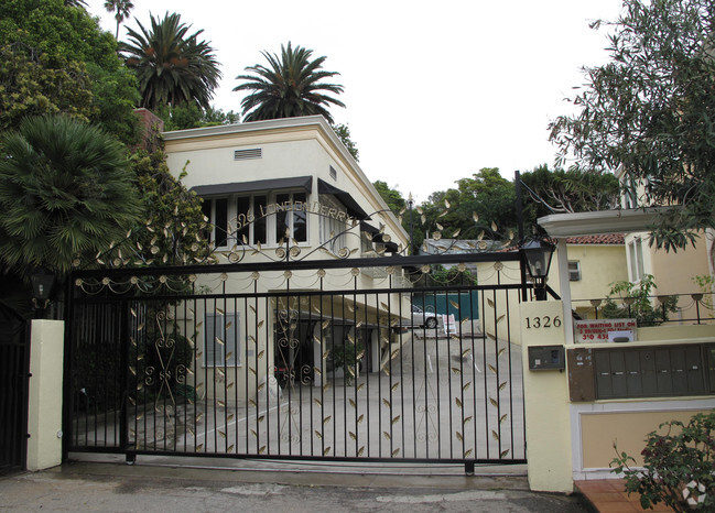 Main Gate - The Londonderry Rental