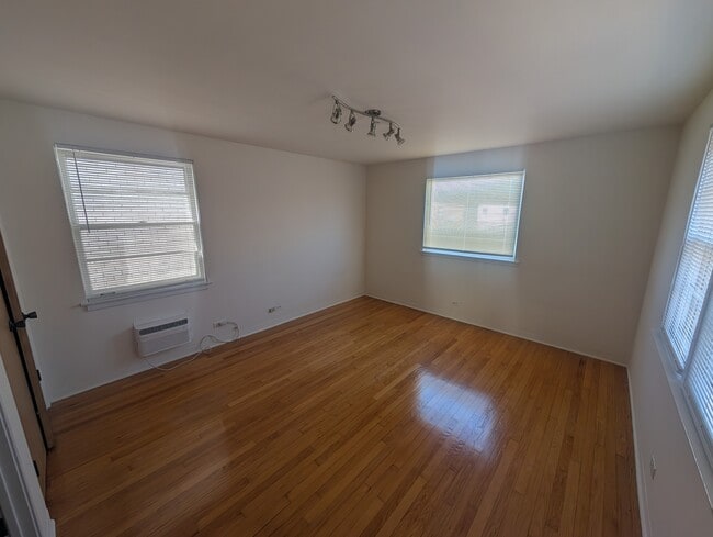 Photo - 2736 W Farragut Ave Unit 2