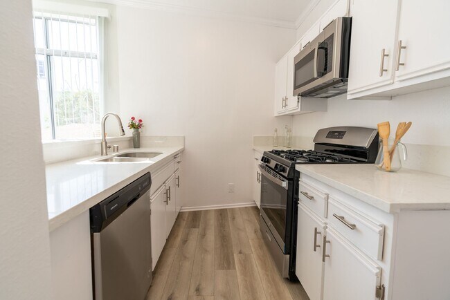 Photo - 14900 Moorpark Street