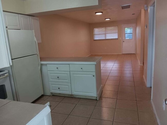 Building Photo - Open and airy 2 bedroom single story Unit 6214