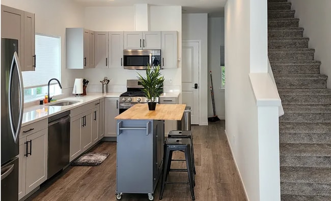 Building Photo - Beautiful, private 2 bed, 2.5 bath townhou...