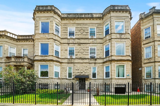 Building Photo - Spacious 2BR, 2BA Haven with Hardwood Elegance right across from Humboldt Park! Unit #G