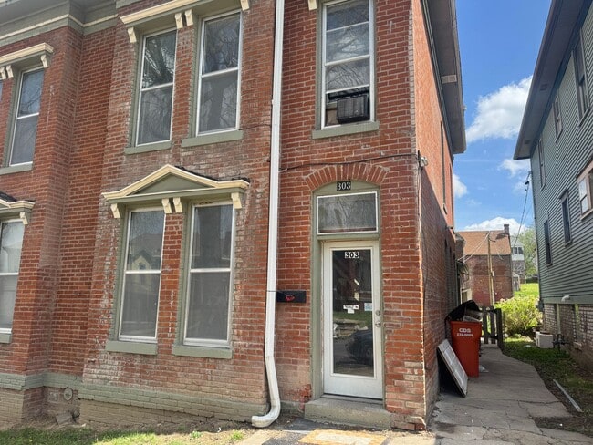 Building Photo - 301 S 13th St Unit 303 S 13th St. St. Joseph, MO 64501