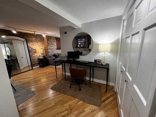 Building Photo - 2328 N Southport Ave Unit G Rental