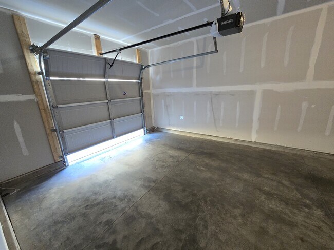 Photo - 865 Falls Grove Trl