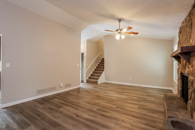Photo - 392 Doeskin Ln SE