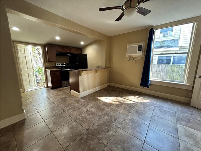 Photo - 727 Dartmoor St N Unit 2