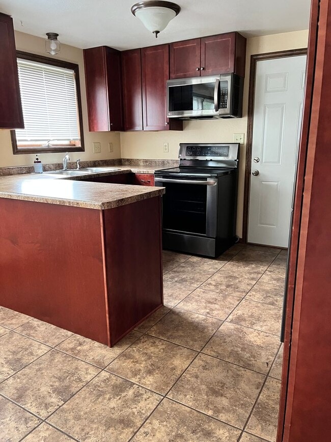 Building Photo - 2747-2749 Packerland Dr Unit 2749