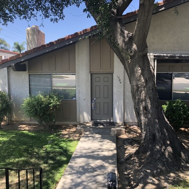 Building Photo - Redlands Townhouse in Great Complex 2+ 1.5 AVAILABLE NOW