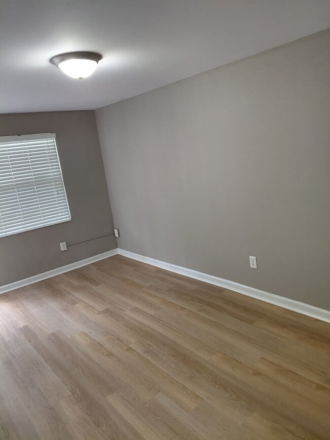 Photo - 548 Thurmond St NW