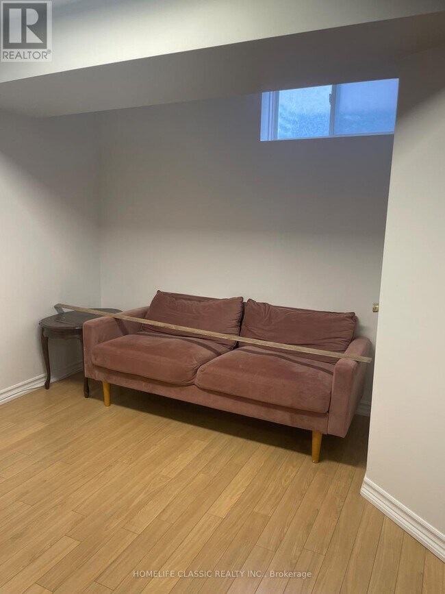 Photo - 102 Church St S