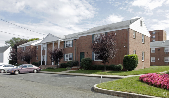 HOLMDEL POINTE - HOLMDEL POINTE Apartments