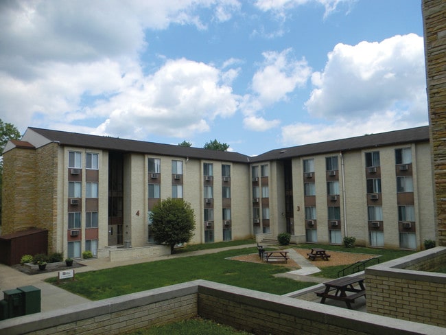THE QUADS APARTMENTS