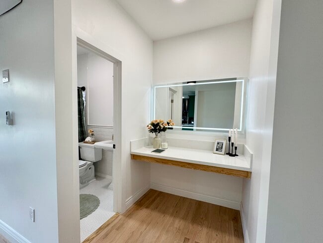 3218 W Sunset Blvd
