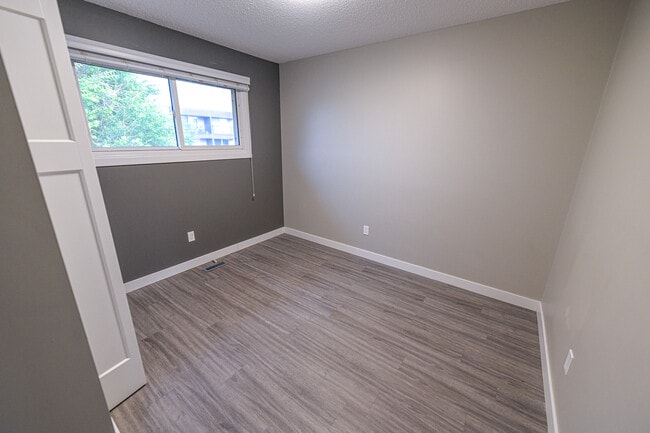 Photo - 9319-93109 109 Ave