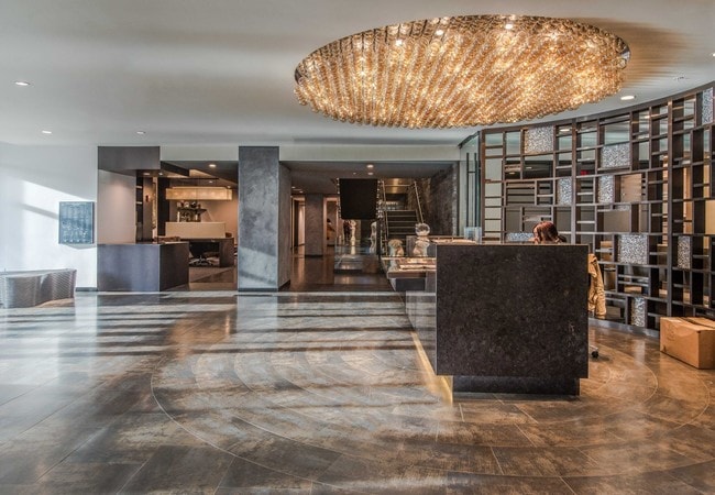 Leo lobby