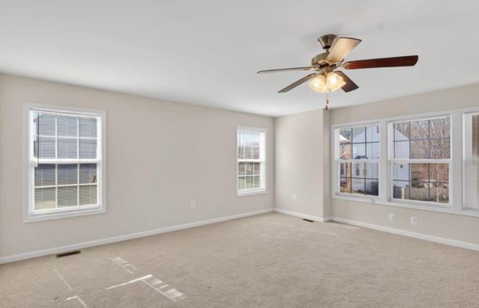 Photo - 211 Dundee Pl